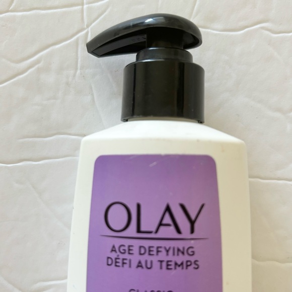 Olay Age Defying Classic Daily Facial Cleanser 6.8 oz w/ Pump NEW - Picture 2 of 7